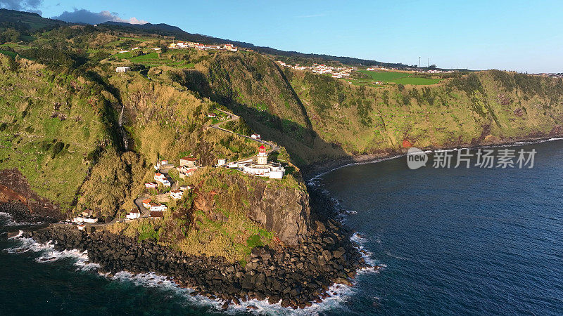 大西洋上令人惊叹的灯塔Farol Ponta do Arnel鸟瞰图，4k镜头。圣米格尔，亚速尔群岛，葡萄牙。